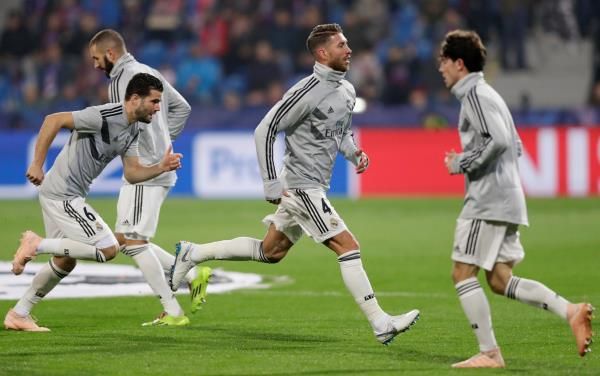 ناتشو فرنانديز مع لاعبي ريال مدريد