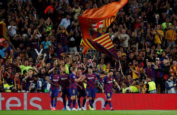 فرحة لاعبي برشلونة