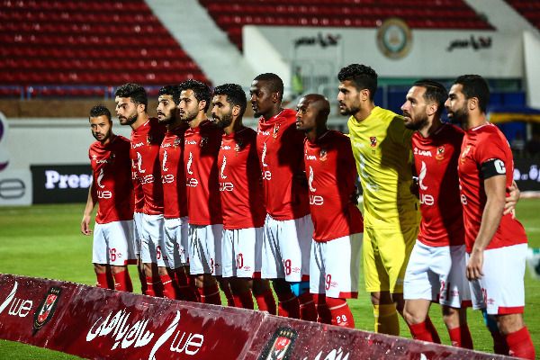 علي لطفي مع لاعبي الأهلي