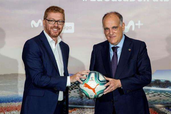 تيباس (يمين)