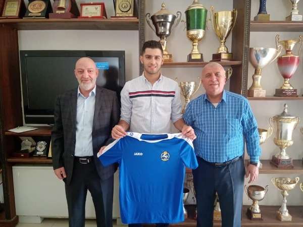 جانب من توقيع العقد