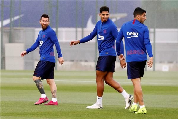 أراوخو بين ميسي وسواريز