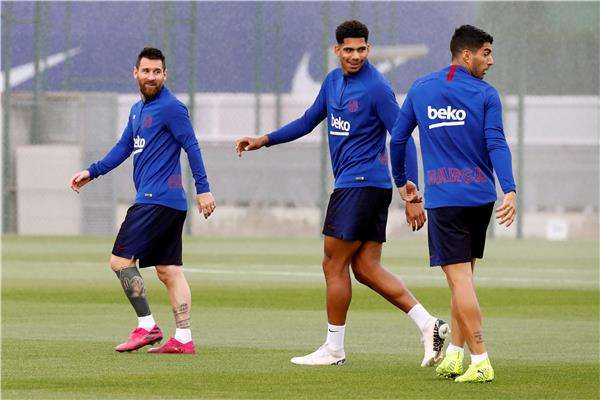 أراوخو بين ميسي وسواريز