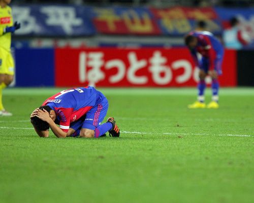 قائد فريق طوكيو الظهير الأيمن ياسويوكي كونو في حالة حزن بعد التعادل أمام فريق ياماجاتا