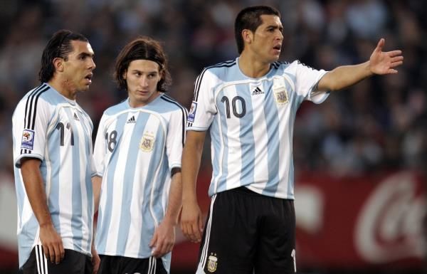 رومان ريكيلمي مع ميسي وتيفيز