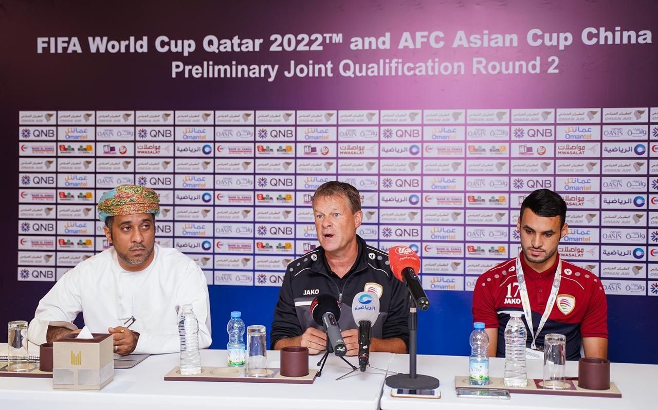 كومان خلال المؤتمر الصحفي