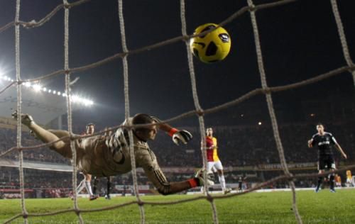 2010-11-28t194347z_01_ist10_rtridsp_3_soccer_reuters