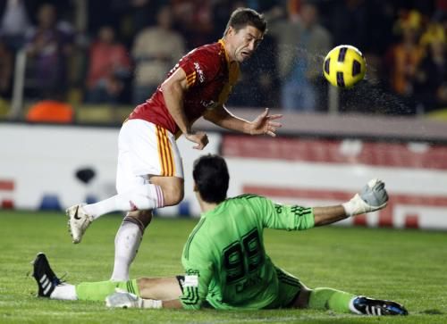 2010-11-28t183858z_01_ist04_rtridsp_3_soccer_reuters