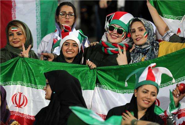 سيدات إيرانيات في المدرجات