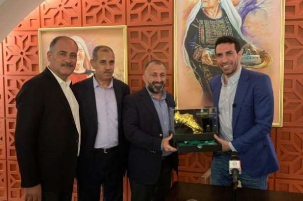 أبو تريكة يتسلم العضوية الذهبية