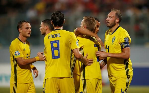 فرحة لاعبي منتخب السويد 