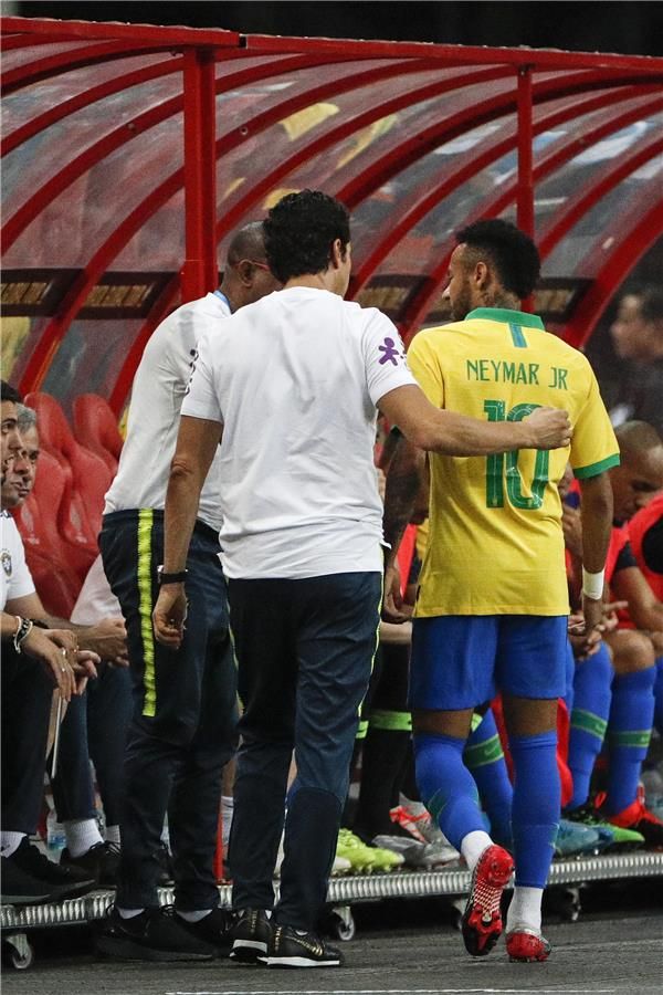 نيمار أثناء خروجه مصابا