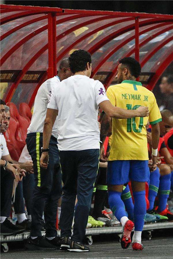 نيمار أثناء خروجه مصابا