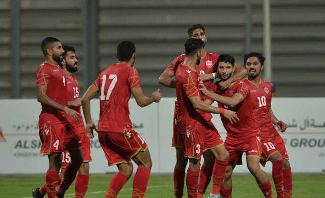 الحردان يحتفل بالهدف مع لاعبي البحرين