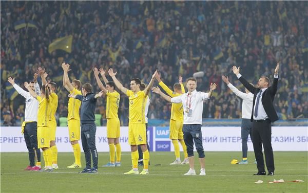شيفشينكو مع لاعبي أوكرانيا