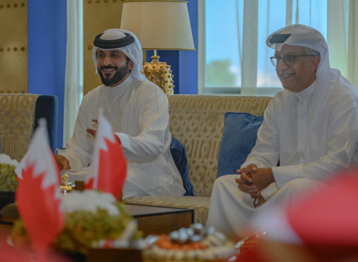 سلمان بن إبراهيم آل خليفة بجانب الشيخ ناصر بن حمد آل خليفة