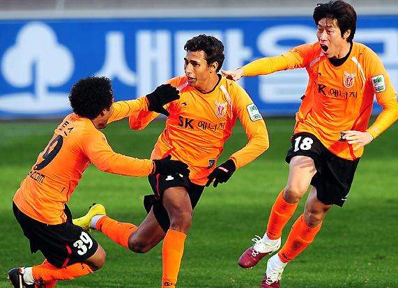 البرازيلي دانيلو نيكو ( وسط ) يحتفل بعد إحرازه هدف الوحيد والفوز لفريقه