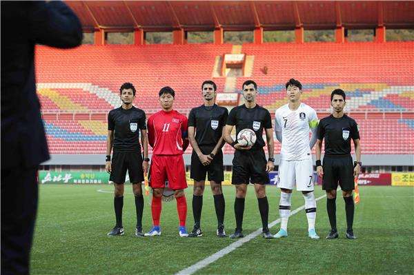 اللقاء أقيم بمدرجات خاوية