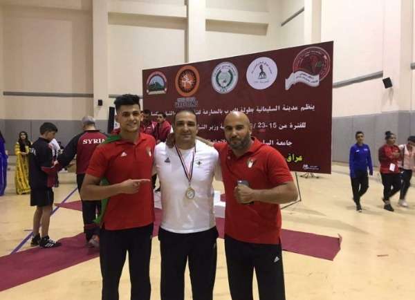 يحيى محمد يحتفي مع مدربيه بالذهبية