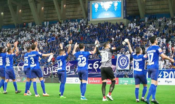 لاعبو الهلال يتلقون تحية الجماهير