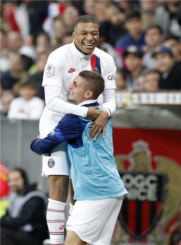 مبابي يحتفل مع فيراتي