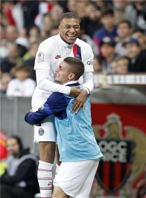 مبابي يحتفل مع فيراتي