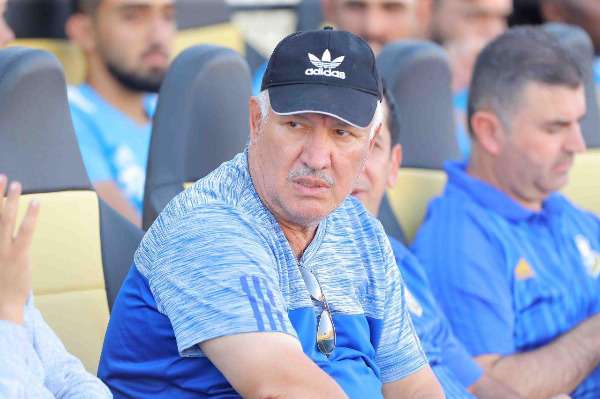 أربيش في دكة البدلاء مع طاقمه الفني