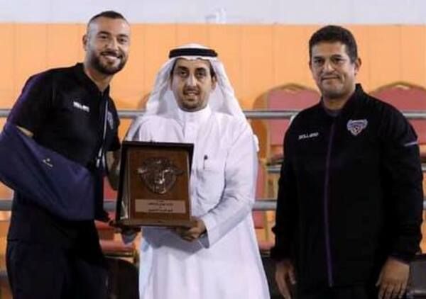 شفيع يسلم الدرع لرئيس الفيحاء