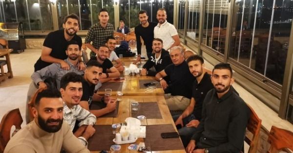 الليلي خلال اجتماعه الودي مع لاعبي الجزيرة