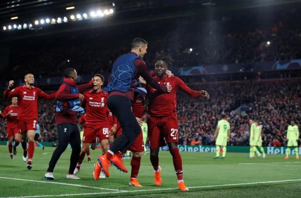 لوفرين مع لاعبي ليفربول