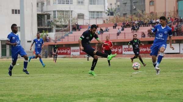 محمد عبيد يسدد الكرة