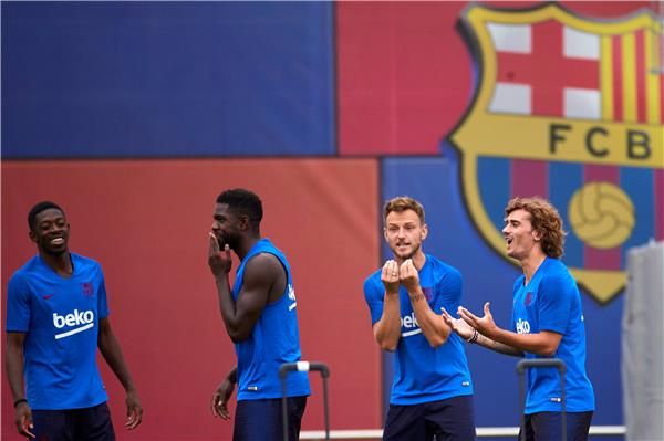 أومتيتي يتوسط لاعبي برشلونة