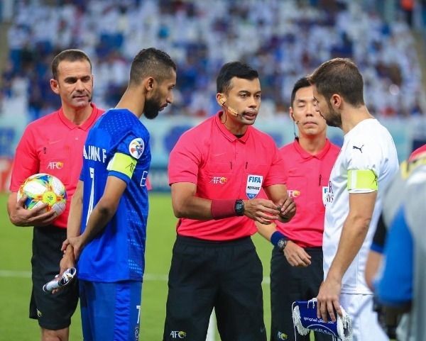 الحكم  السنغافوري قبل انطلاق مواجهة الهلال والسد