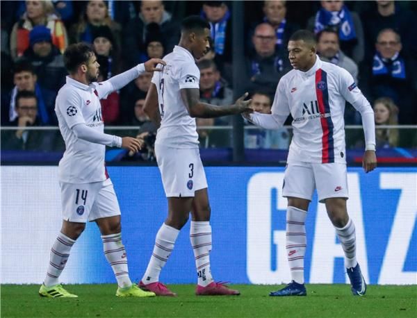 مبابي يتلقى التهنئة بأحد أهدافه الثلاثة