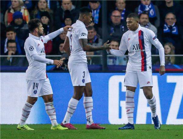 مبابي يتلقى التهنئة بأحد أهدافه الثلاثة