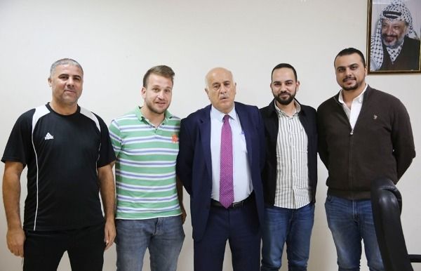 الرجوب يلتقي الجهاز الفني للمنتخب الفلسطيني 