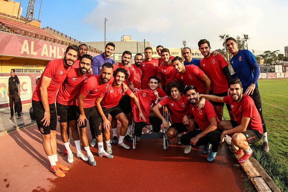 نجوم الأهلي مع المشجع حماصة