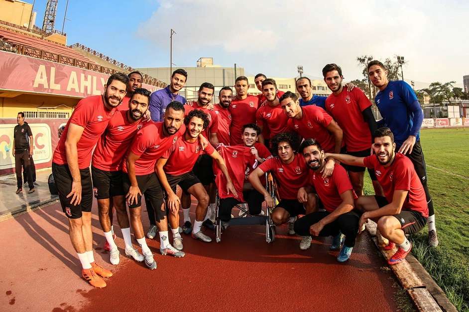 نجوم الأهلي مع المشجع حماصة