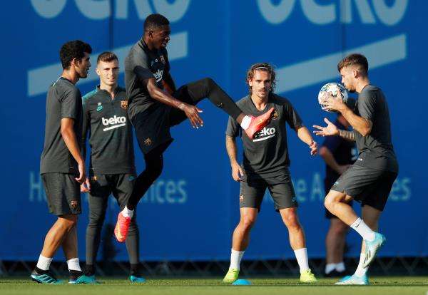 ديمبلي بين لاعبي برشلونة