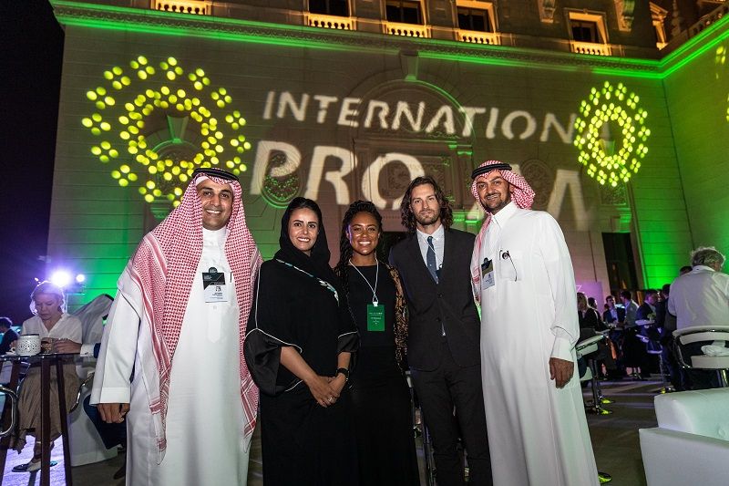 الحضور يستمتعون في حفل الاستقبال