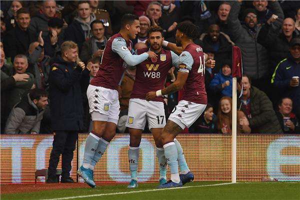 تريزيجيه يتلقى التهنئة على هدفه