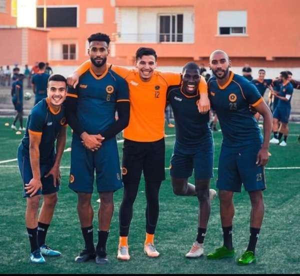 العربي مع لاعبي النهضة