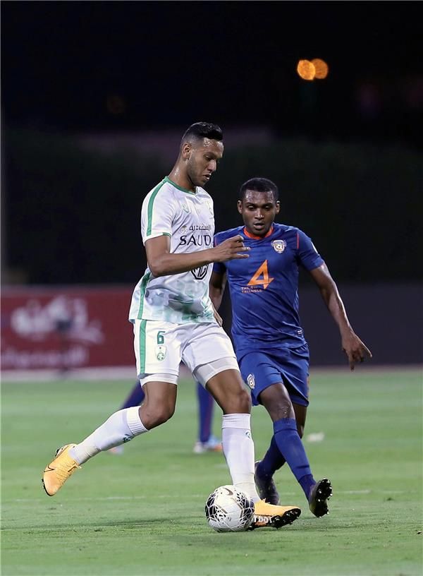 رافاييل آسيس - يمين