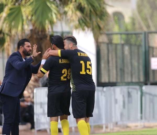 ناصيف البياوي مع لاعبيه