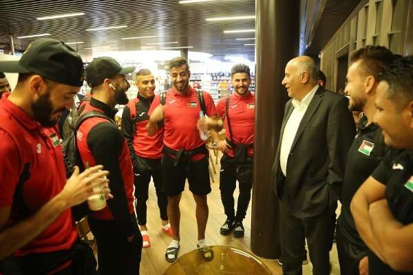 الرجوب مع لاعبي المنتخب الفلسطيني