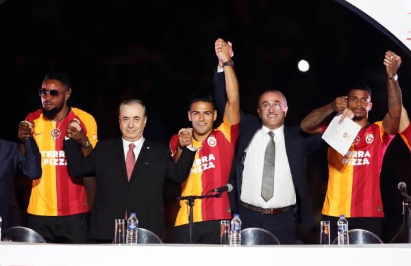 فالكاو (في الوسط)