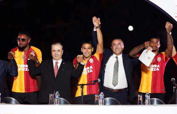 فالكاو (في الوسط)