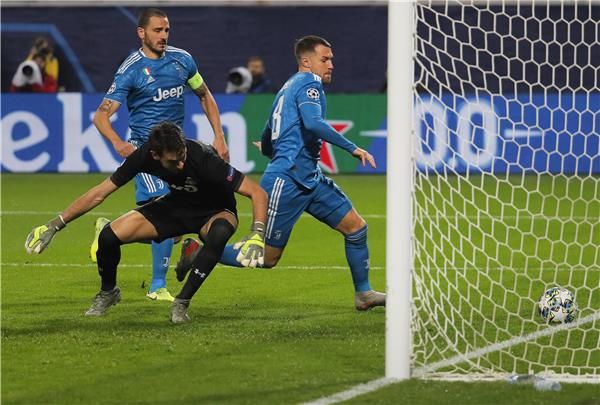 لحظة تسجيل رامزي هدف يوفنتوس الأول