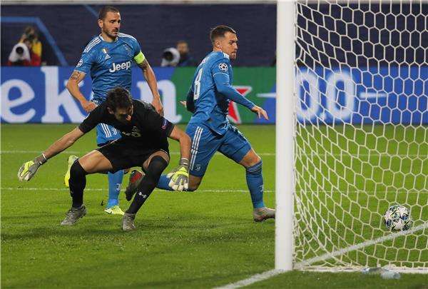 لحظة تسجيل رامزي هدف يوفنتوس الأول