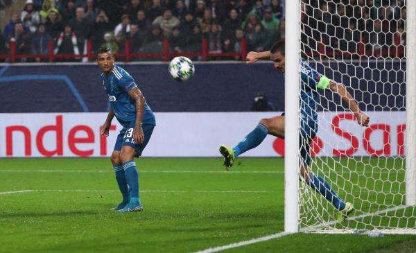 بونوتشي لحظة إنقاذه مرمى يوفنتوس من هدف